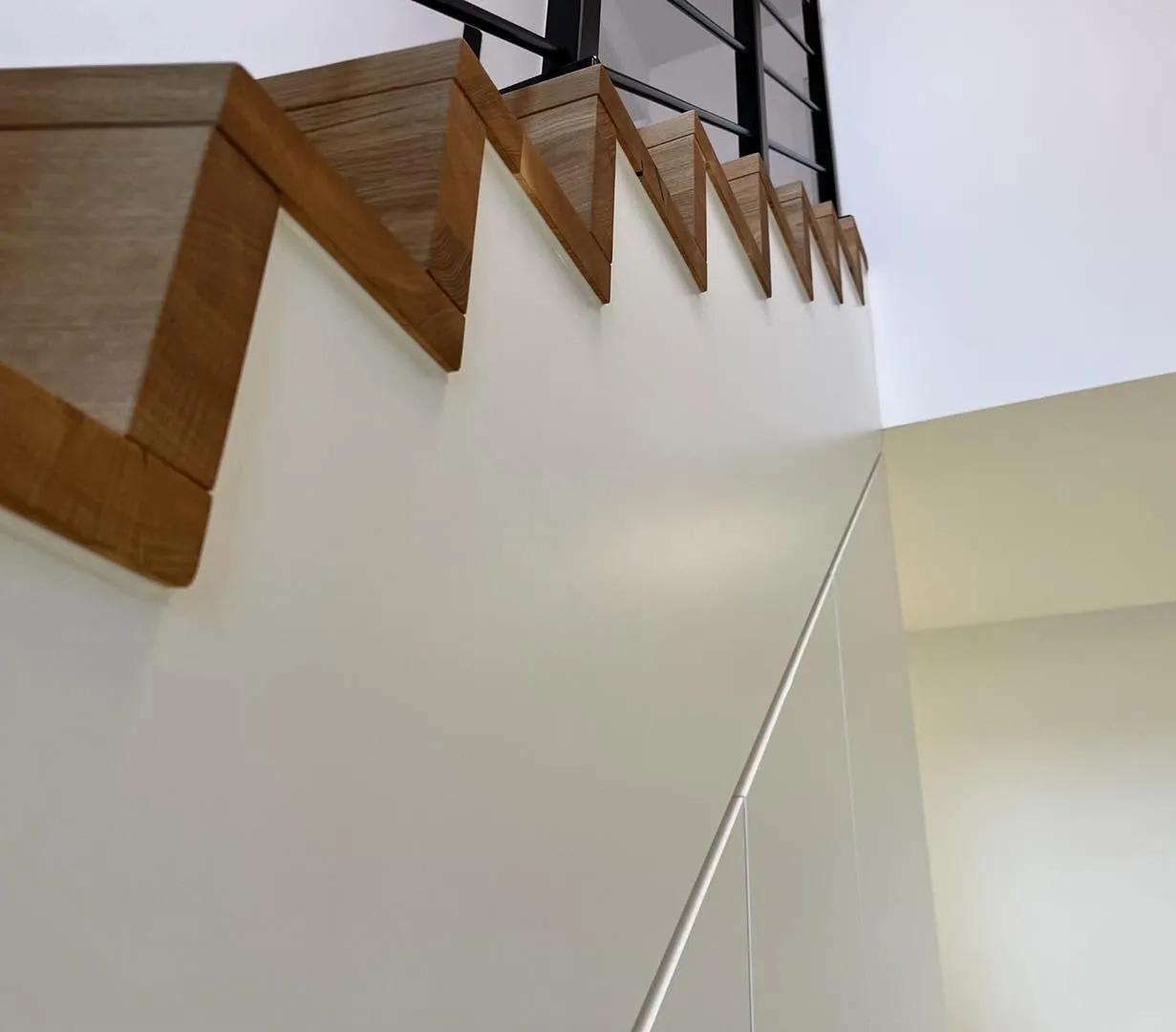 Einbauschrank unter der Treppe – Schreinerei Schreistetter