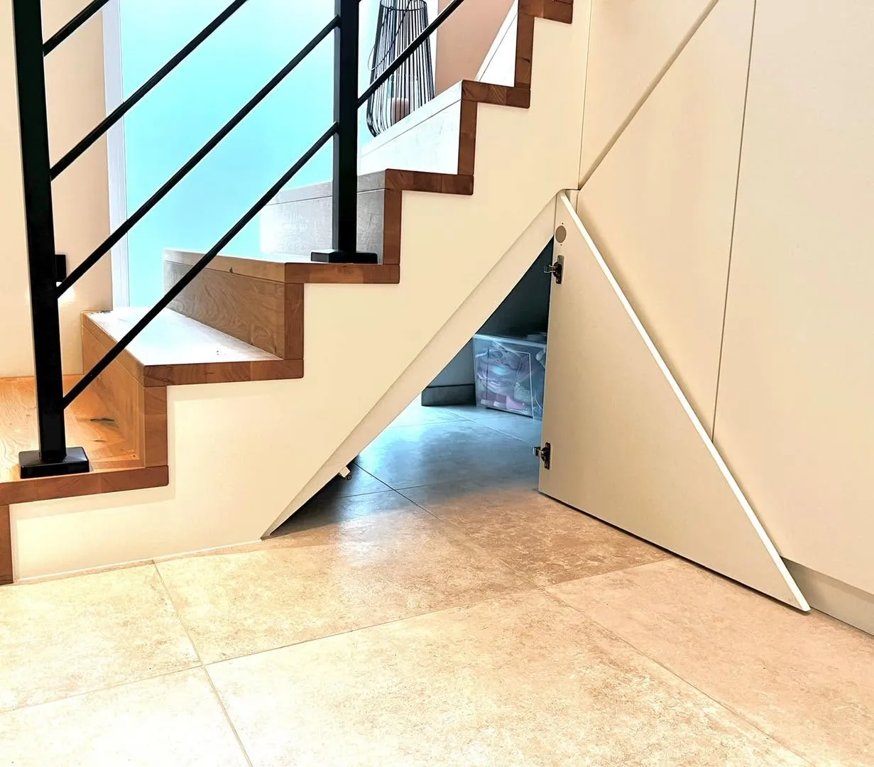 Einbauschrank unter der Treppe – Schreinerei Schreistetter