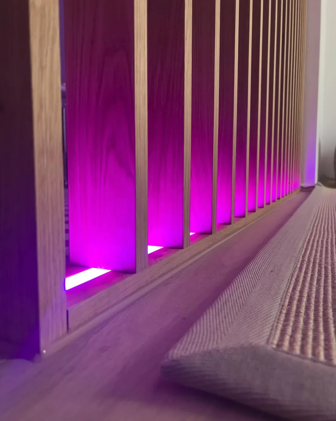 Raumteiler mit LED-Beleuchtung – Schreinerei Schreistetter