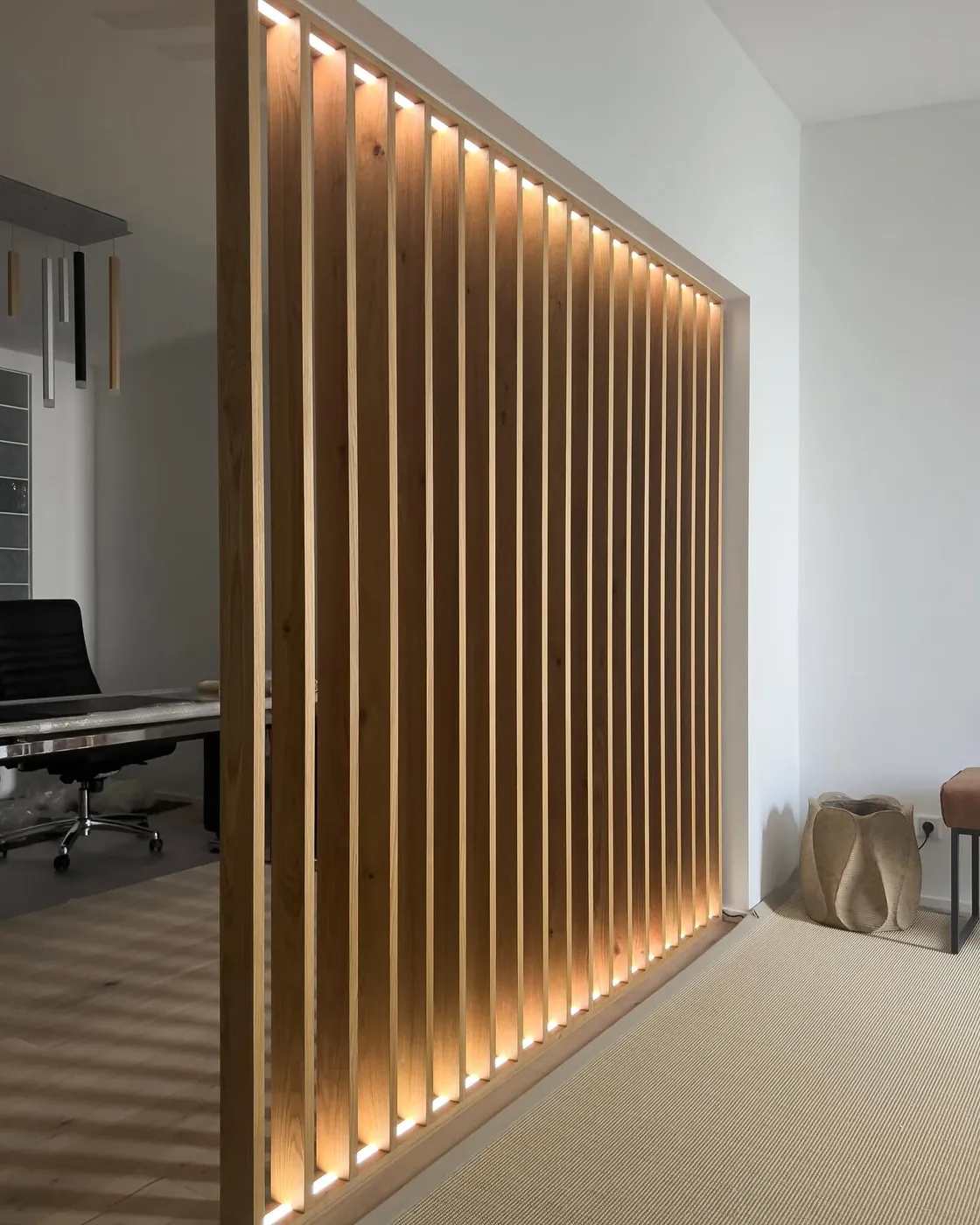 Raumteiler mit LED-Beleuchtung – Schreinerei Schreistetter