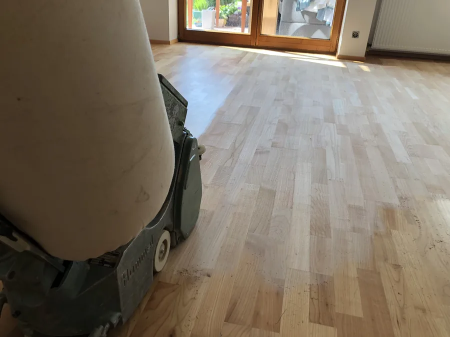 Eichenparkett wird geschliffen und für die Ölung vorbereitet
